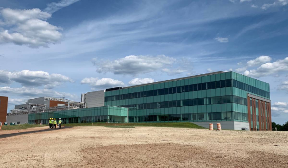 Completed glass-clad life-science / advanced-manufacturing facility